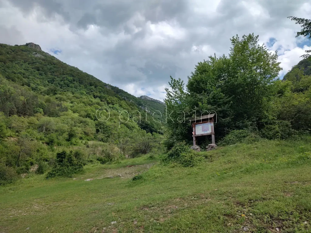 Началото на екопътеката към водопад Боров камък
