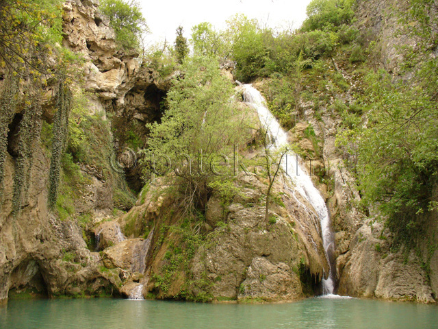 Хотнишка екопътека, Хотнишки водопад Кая Бунар, в близост до Велико Търново