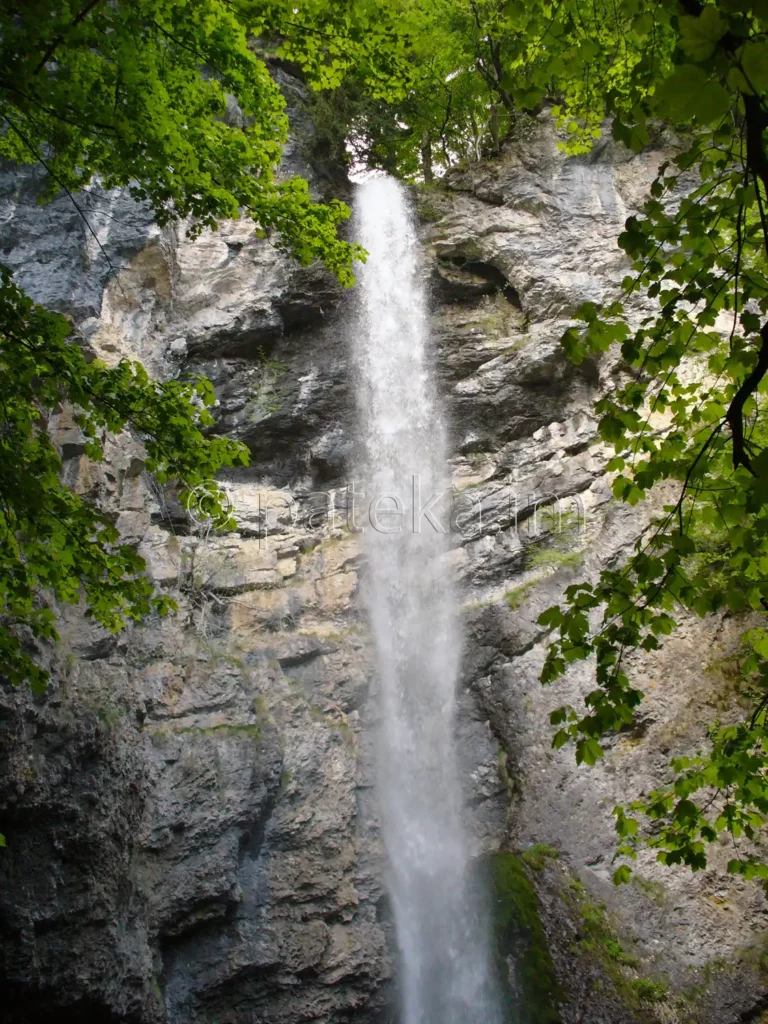 Водопад Сувчарско пръскало 54м висок
