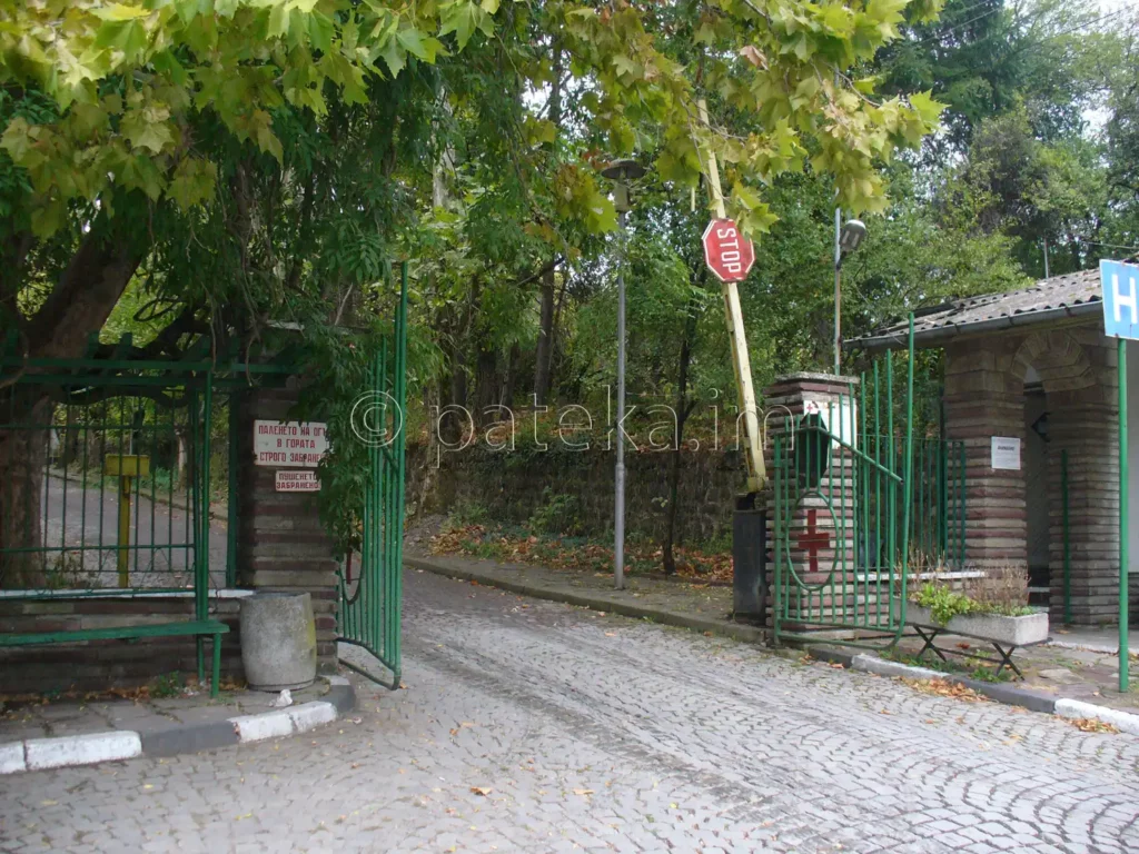 Порталът на санаториума в Искрец