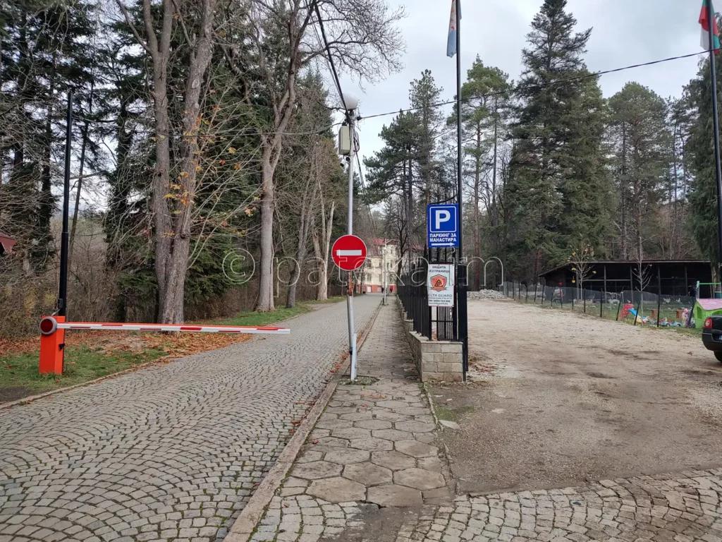 Паркингът на Искрецкия манастир