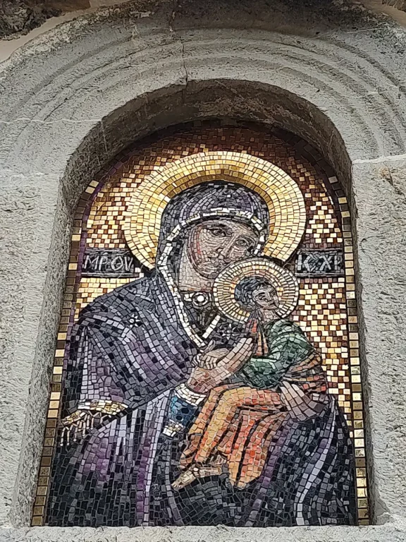 Света Богородица на входа на Искрецкия манастир