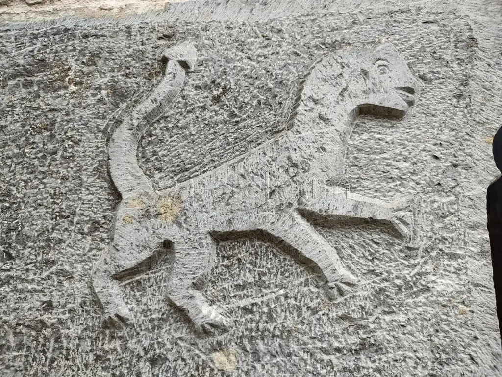 Лъв - барелеф на входа на манастира