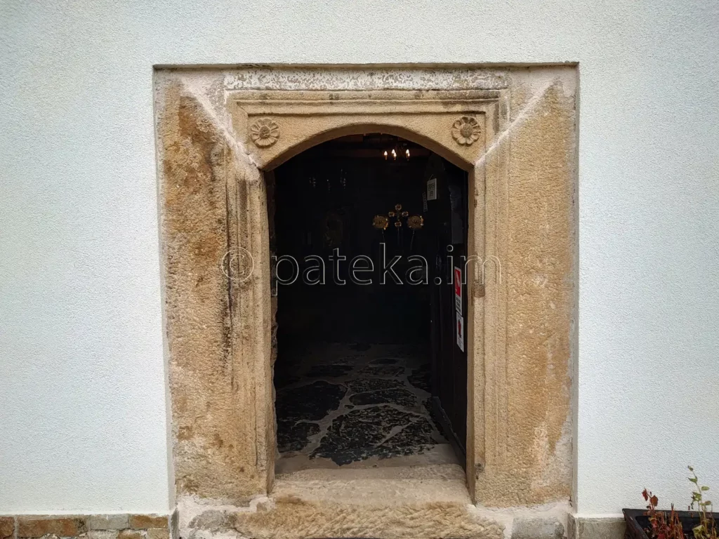 Входът на църквата Успение Богородично в Искрецкия манастир