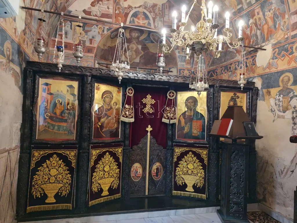 Иконостасът в църквата на Искрецкия манастир