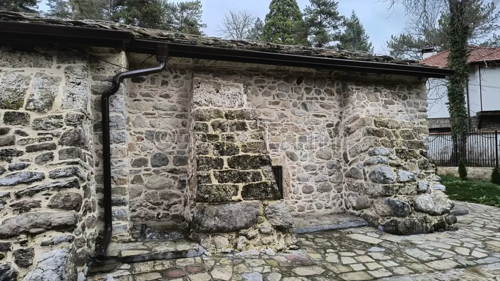 Църквата на Искрецкия манастир отвън