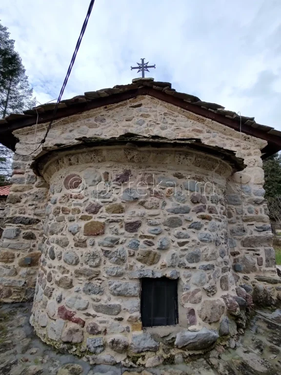 Църквата на Искрецкия манастир отвън