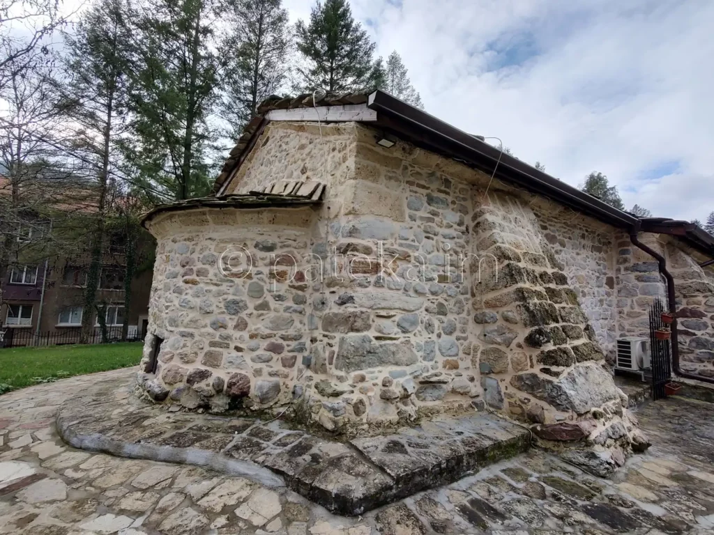 Църквата на Искрецкия манастир отвън