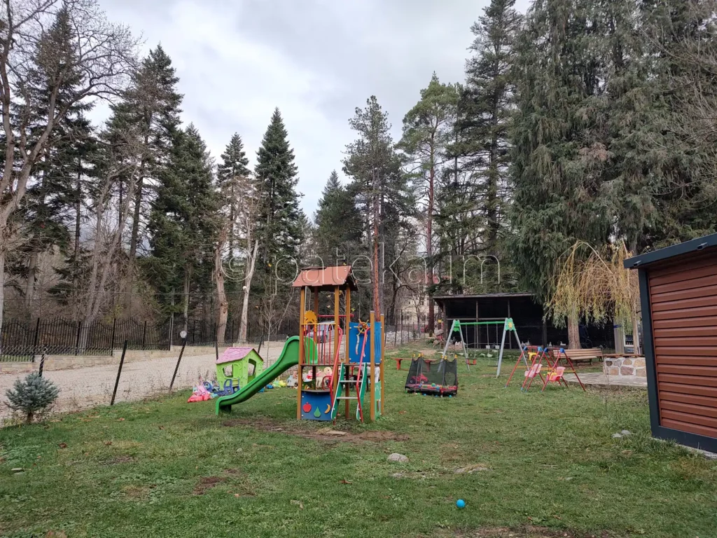 Детска площадка в двора на Искрецкия манастир