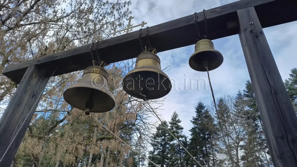 Камбани в двора на Искрецкия манастир