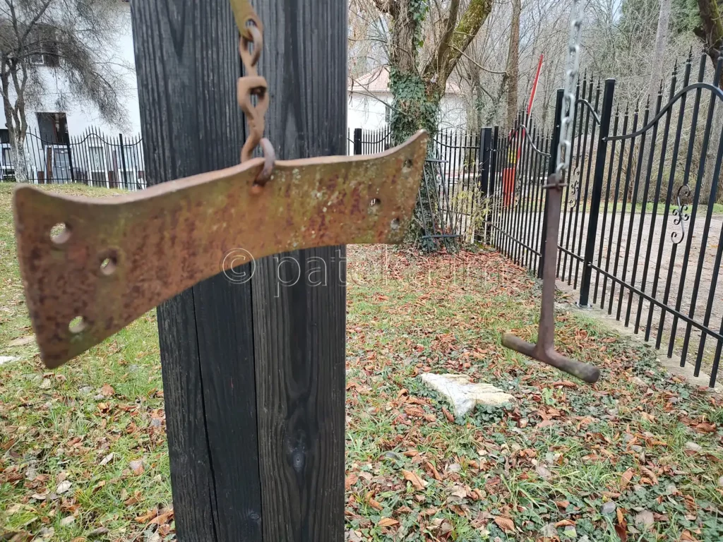 Клепало в двора на Искрецкия манастир