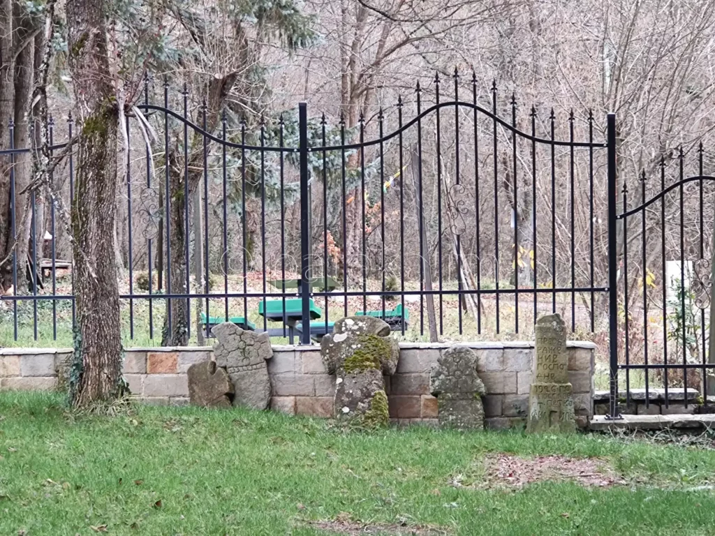 Оградата на Искрецкия манастир