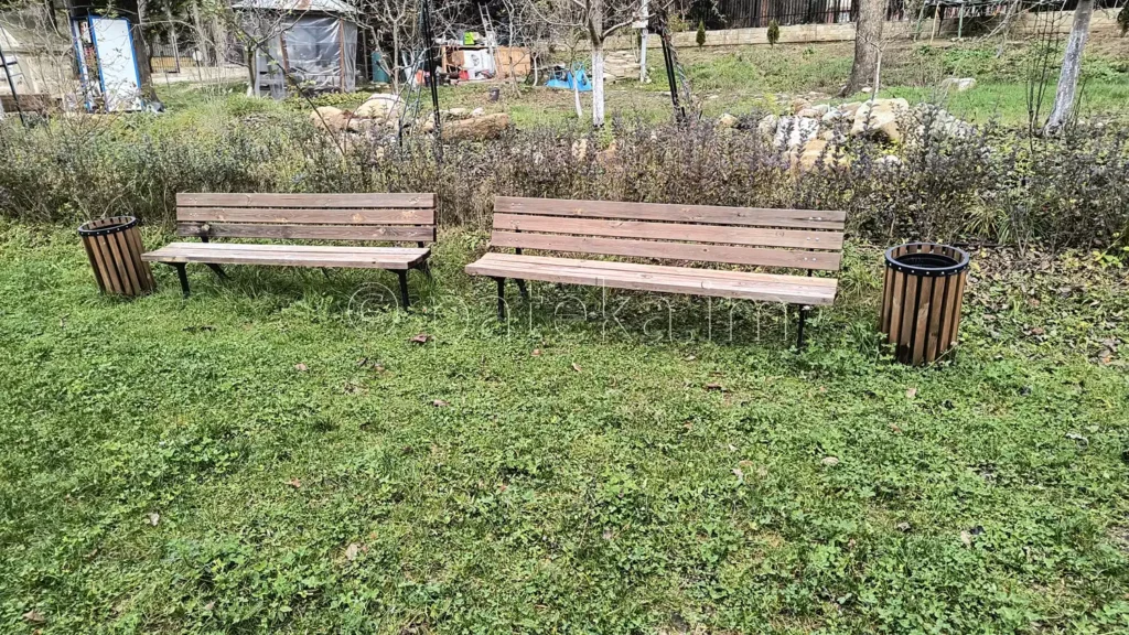 Пейки в двора на Искрецкия манастир