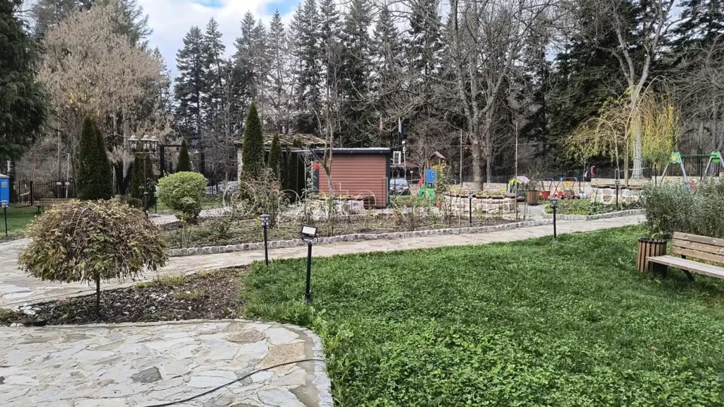 Дворът на Искрецкия манастир