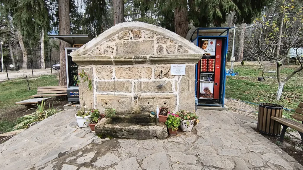 Чешмата в двора на Искрецкия манастир