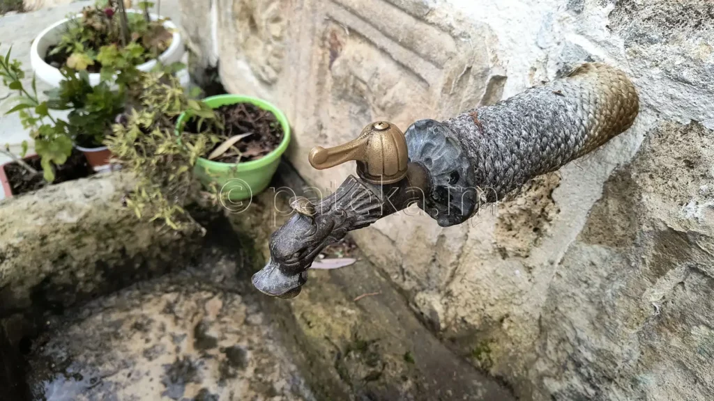 Чешмата в двора на Искрецкия манастир