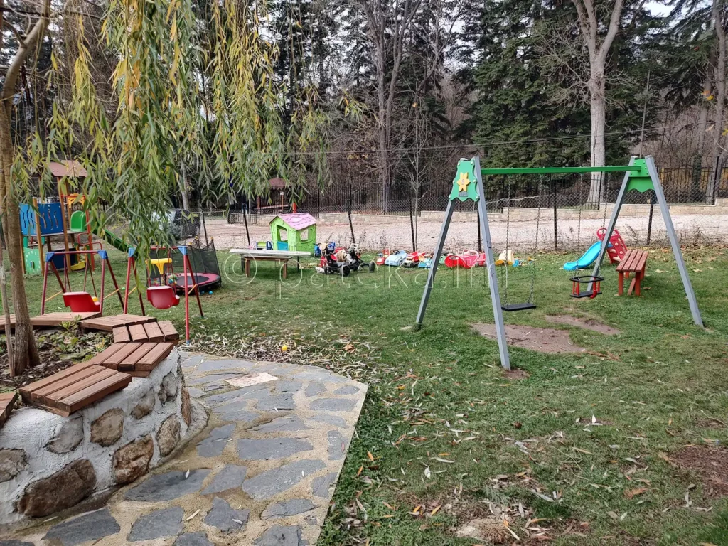 Детски кът в двора на Искрецкия манастир