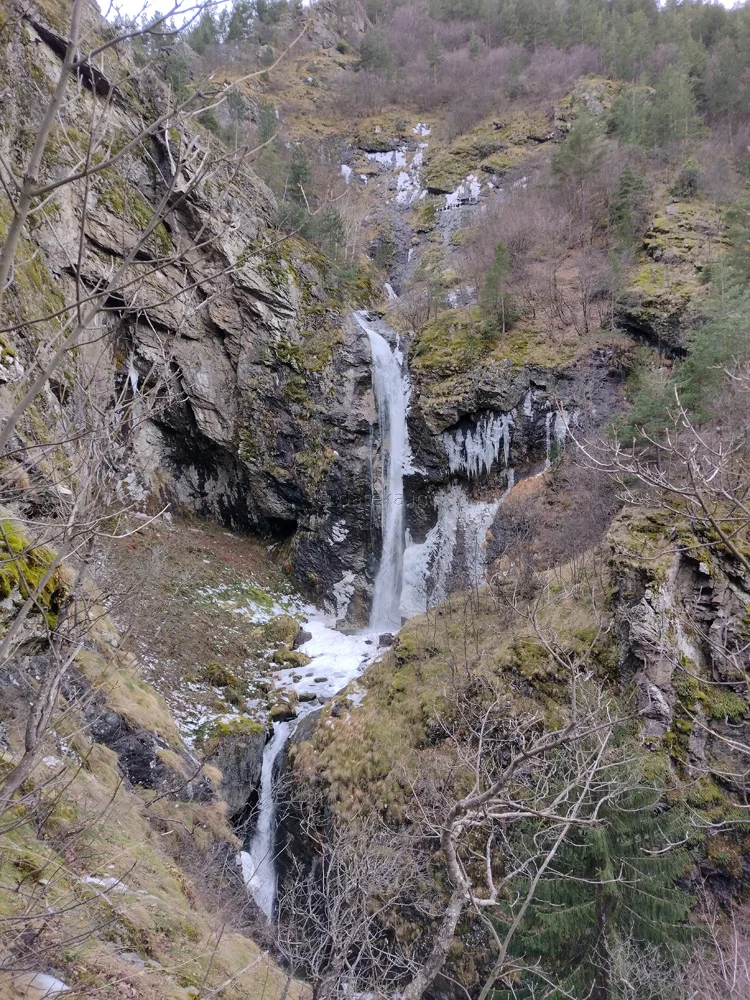 Овчарченски водопад през зимата