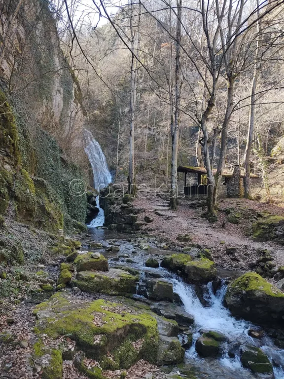 Водопада и заслон в края на екопътека Под пръските на водопада