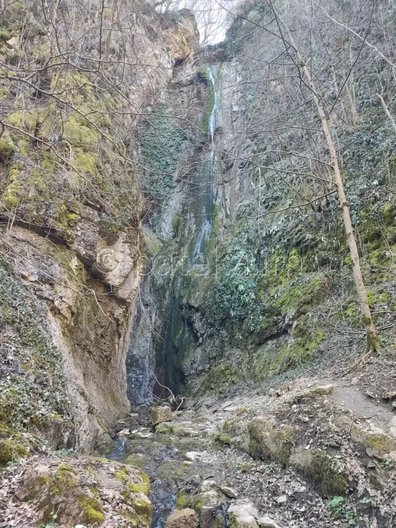 Водопад Пръскалото в края на екопътека Под пръските на водопада