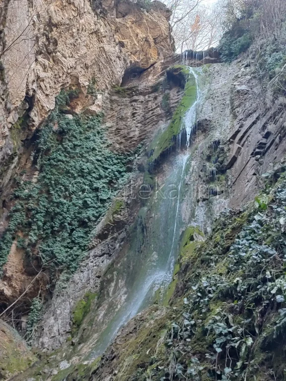Водопад Пръскалото в края на екопътека Под пръските на водопада