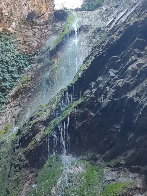 Водопад Пръскалото в края на екопътека Под пръските на водопада