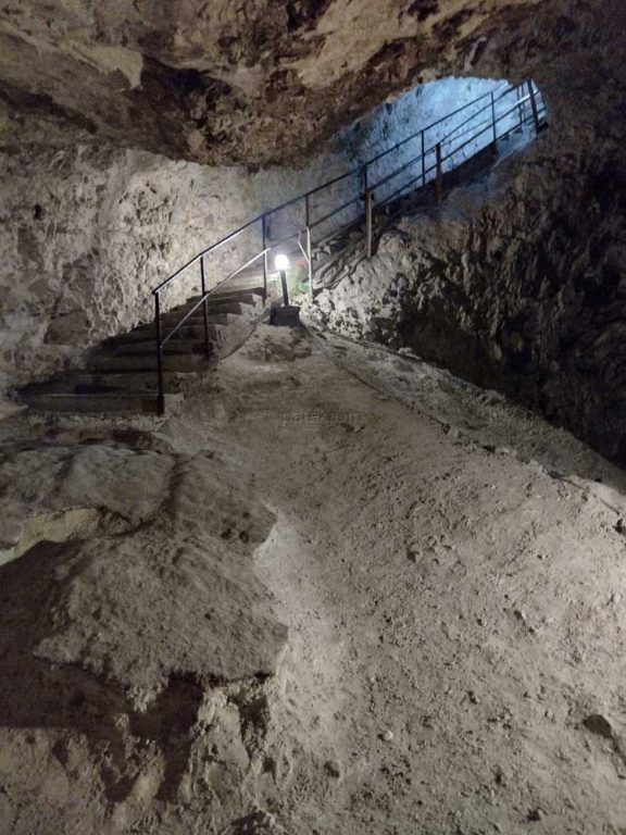 Пещера Дяволското гърло, подходяща за посещение от град Девин