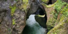 Пещера Дяволското гърло в Триградското ждрело в Родопите, на 25км. от Девин и на 34км. от Доспат
