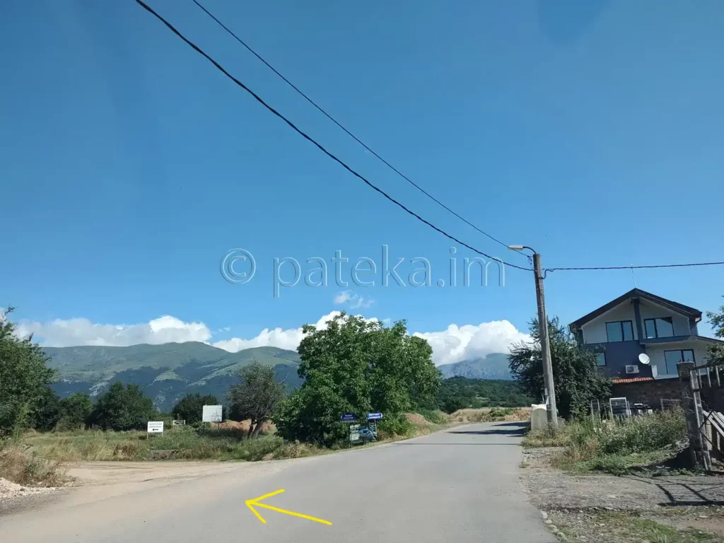Вторият разклон за екопътека Бяла река в Калофер и началото на черния път