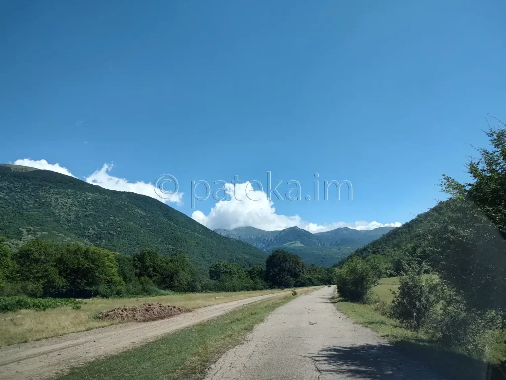 Черният път към екопътека Бяла река