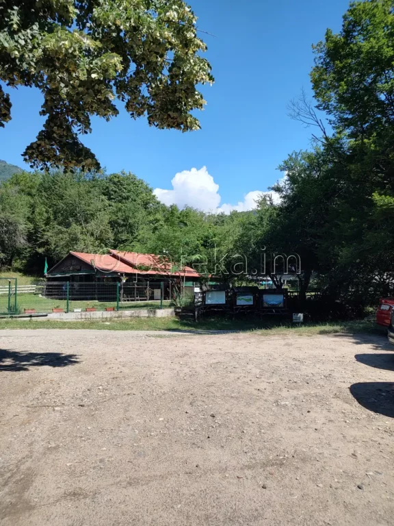 Заведение и паркинг в края на пътя за екопътека Бяла река