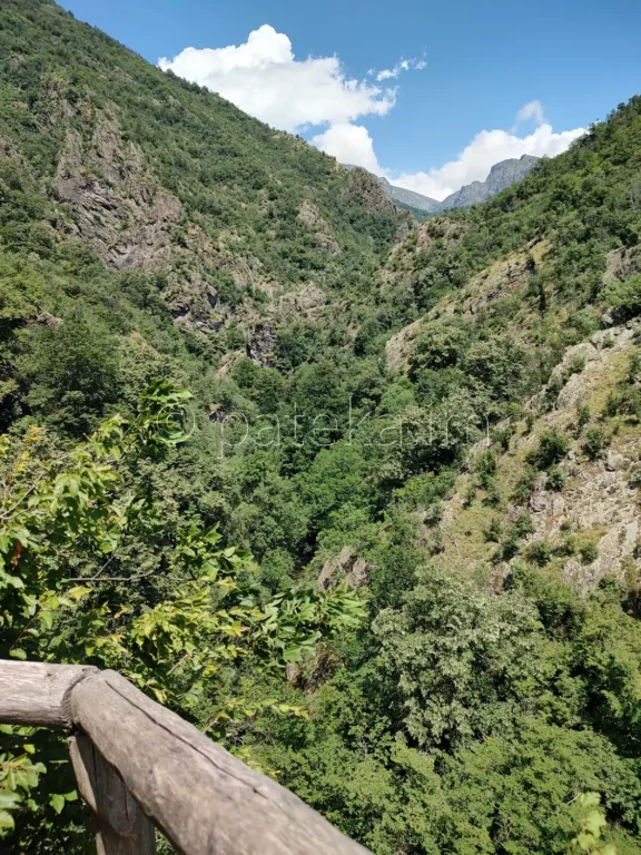 Панорамна гледка от крайната точка на екопътека Бяла река Калофер