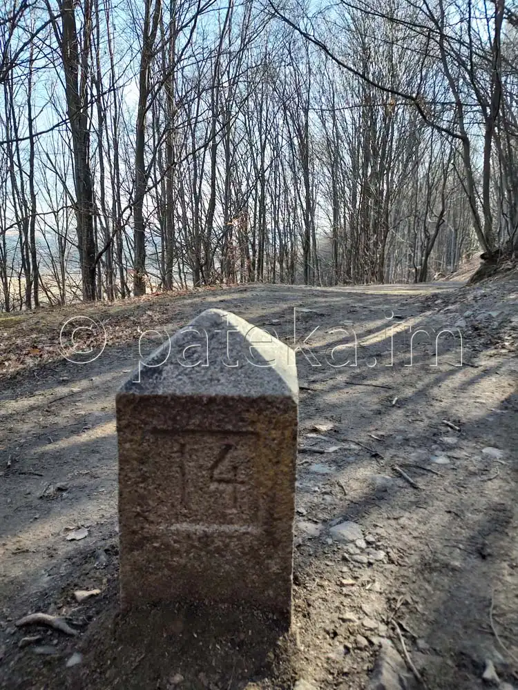 Километричен камък по маршрута на екопътека Галунка