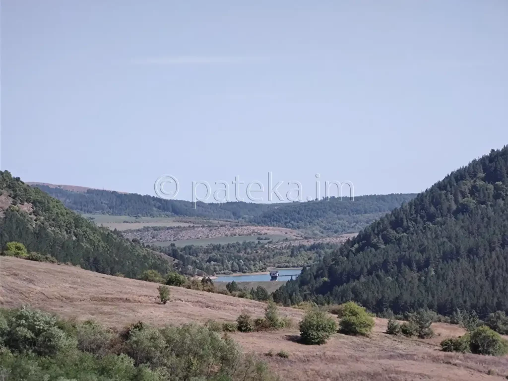 Гледка към язовир Красава от пътя към храм-кладенеца край с. Гърло