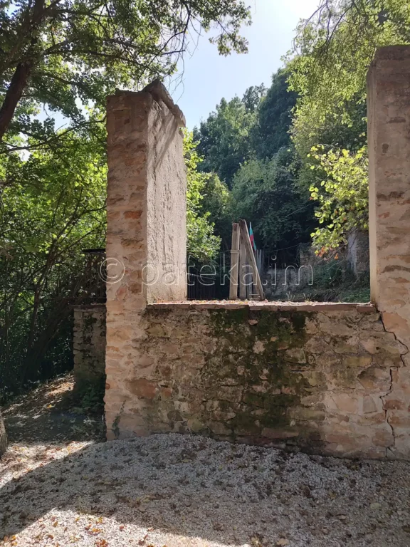 Защитна конструкция при храм-кладенеца край с. Гърло