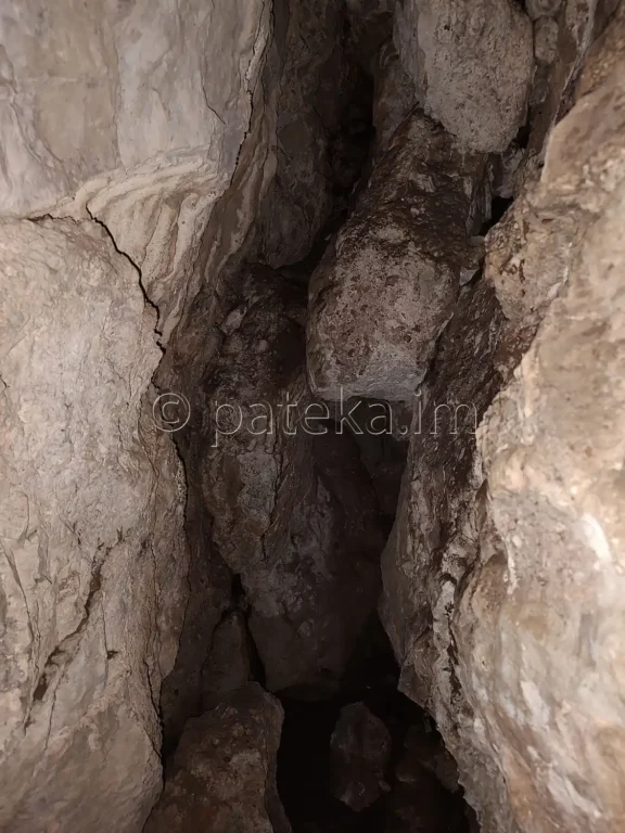 Пещерата на поборника над с. Лозен