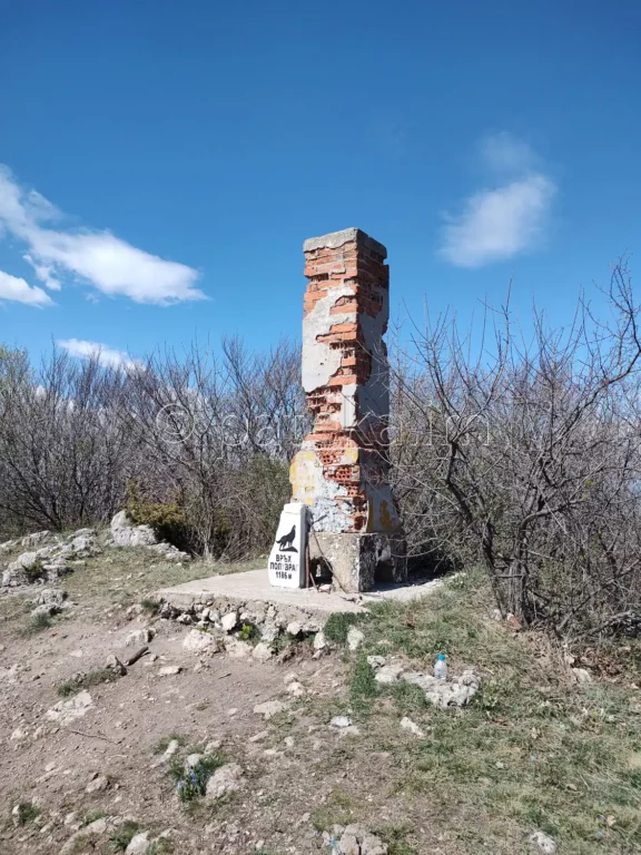 Кула в близост до връх Половрак