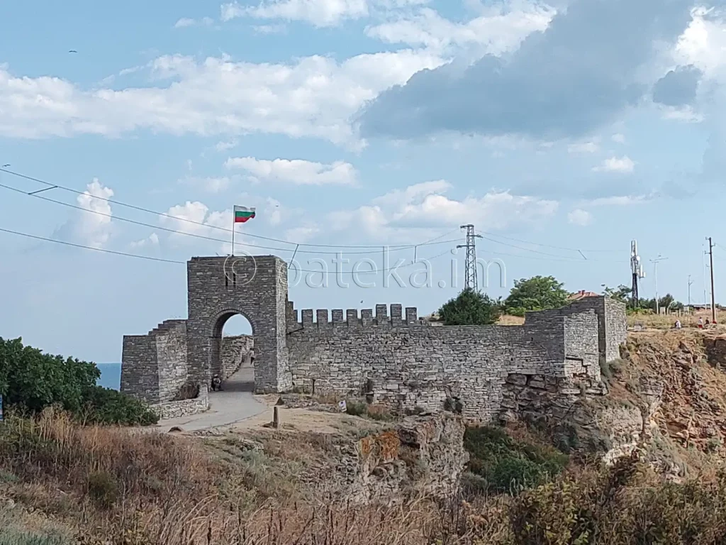 Крепостна порта на нос Калиакра - съвременна възстановка