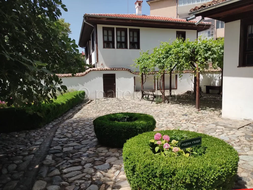 Дворът на Чардаклиевата къща в Карлово