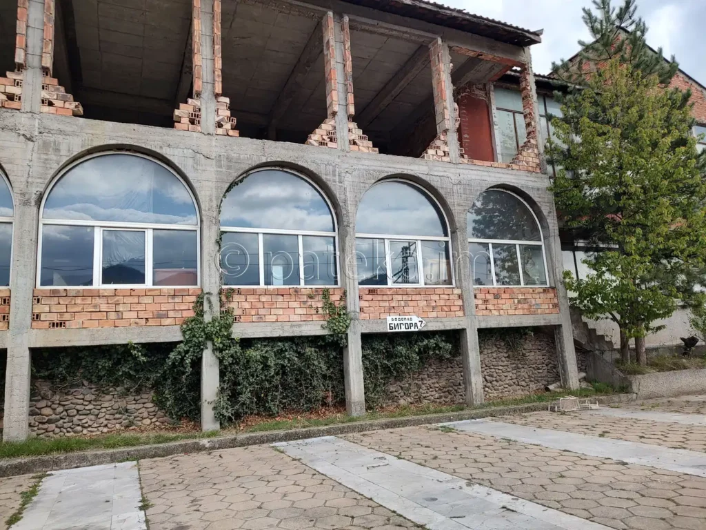 Недовършена сграда срещу читалище Факел в Зверино, откъдето започва маршрутът за водопад Бигора