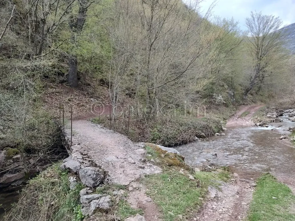 Мостът над река Златица, водещ към поречието на река Слатина