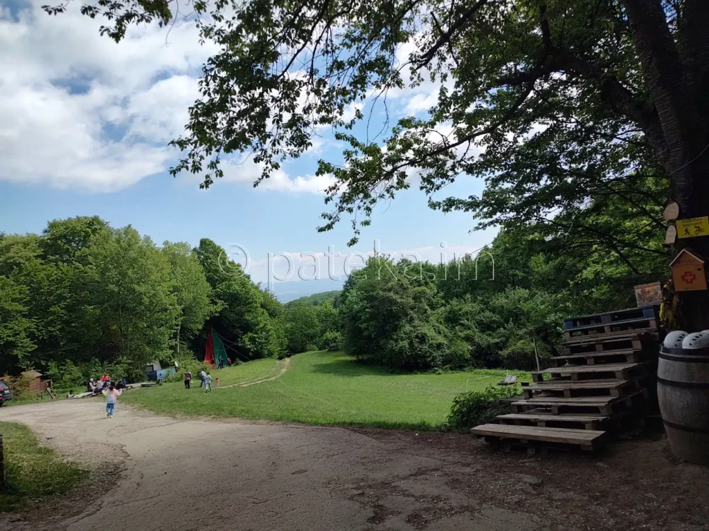 Поляната пред хижа Бонсови поляни в Люлин планина