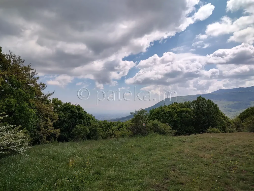 Поляна с гледка към Копитото и Черни връх на Витоша, и София