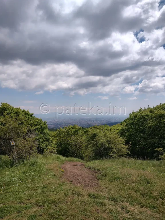Гледка към София от поляна по маршрута за връх Дупевица в Люлин планина