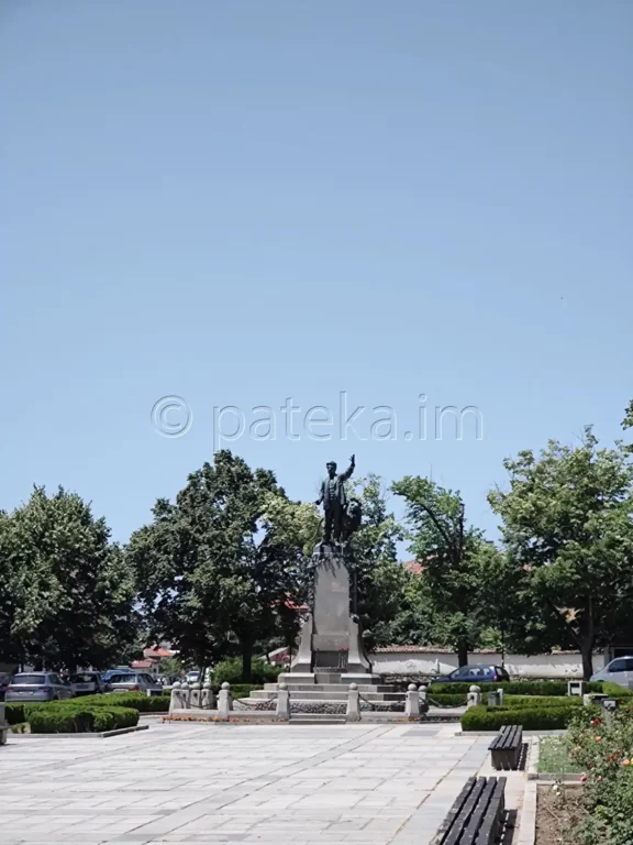 Площад Васил Левски в Карлово в паметника на Апостола