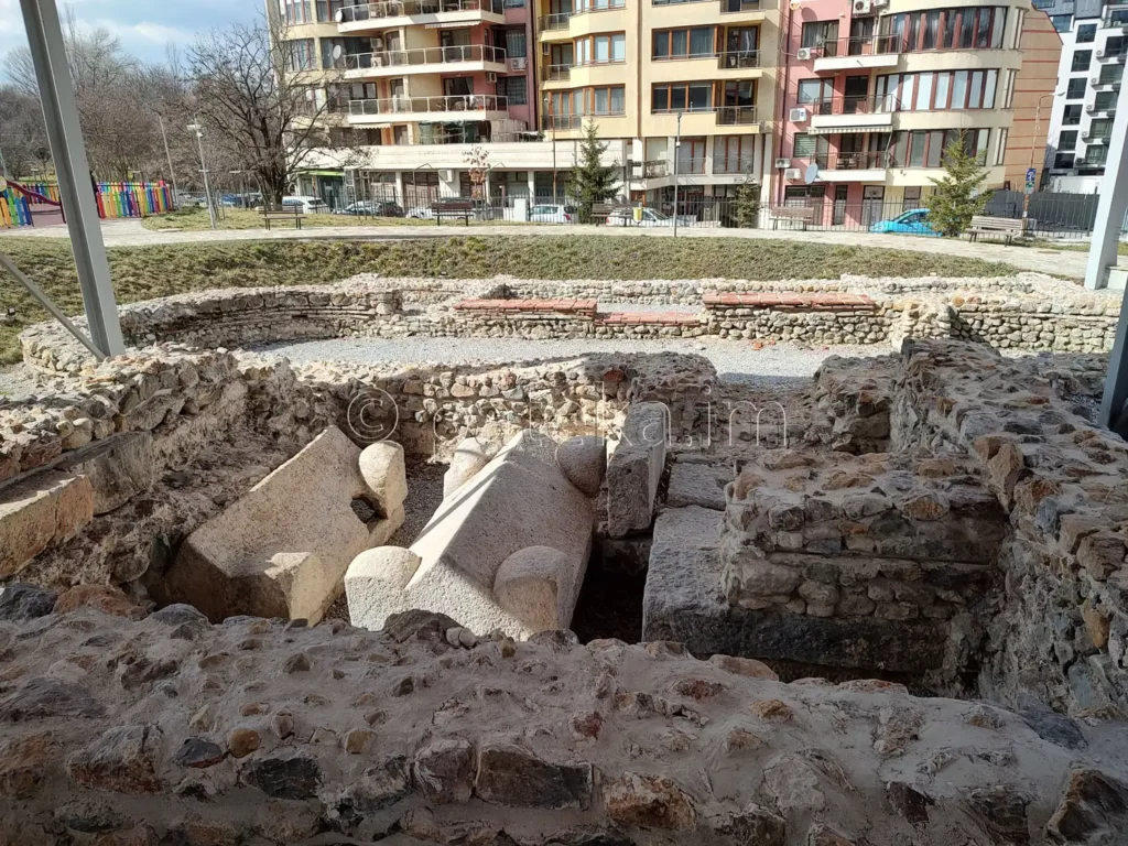Саркофази в Късноантичен мавзолей Лозенец