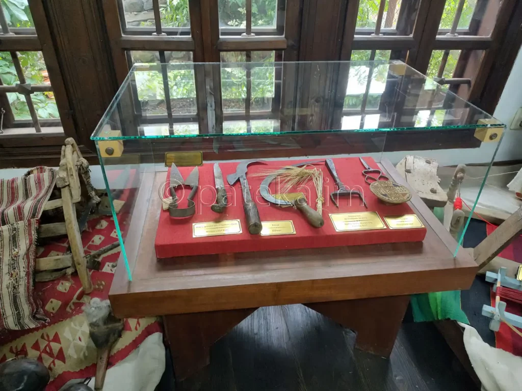 Сечива, изложени в етнографския музей в Берковица