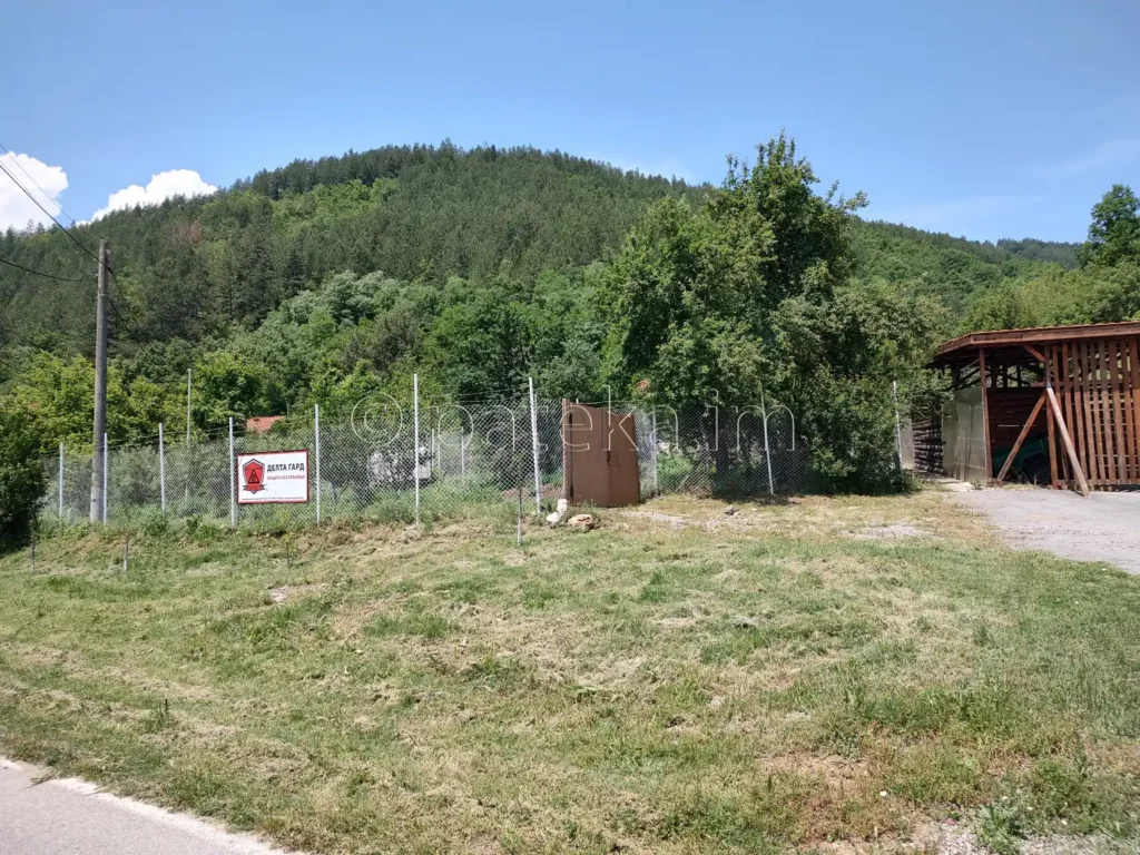Къща след село Ваксево