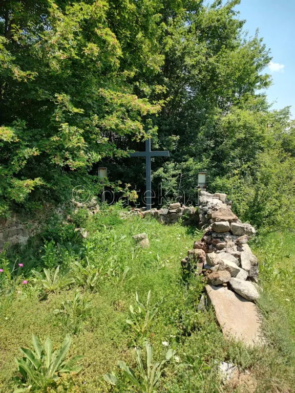 Останки от средновековна църква край с. Ваксево