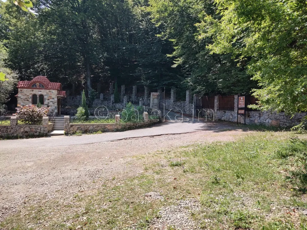 Паркинг при параклис Всички Светии на Руенския манастир
